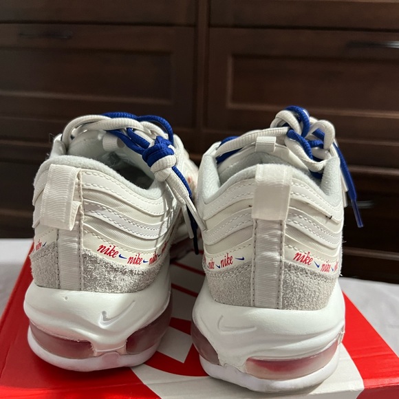 W AIR MAX 97 SE
LIGHT BONE/UNIVERSITY RED
OS CLAIR/UNIVERSITE ROUGE - Picture 9 of 9